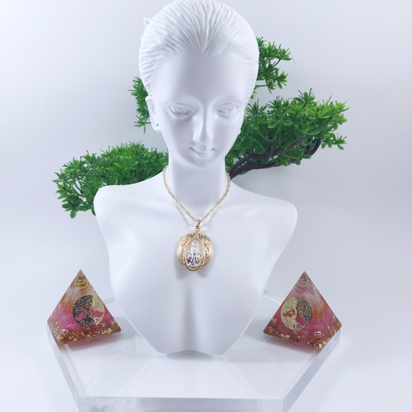 💞 Virgin Mary Pendant + Necklace - Picture 2 of 8